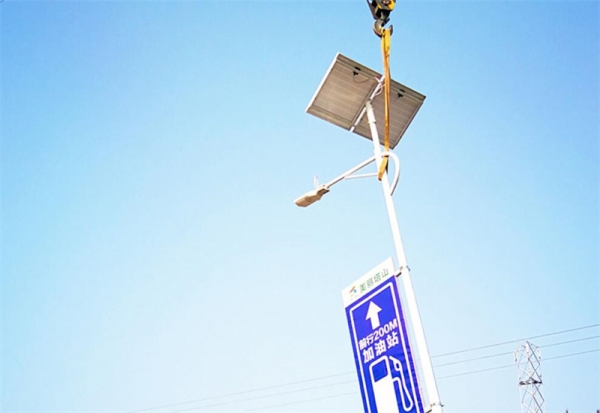 太阳能路灯安装三台县塔山镇施工工地